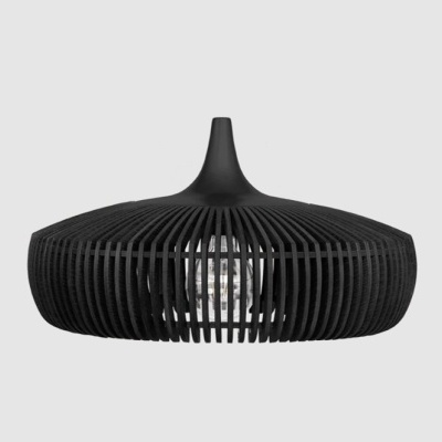 Candeeiro de teto preto com ripas verticais formando cúpula arredondada