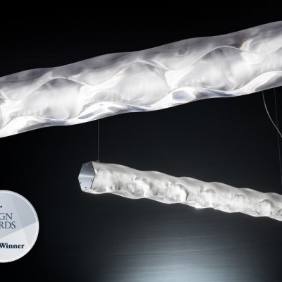 Lâmpadas suspensas brancas com textura ondulada e selo de prémio