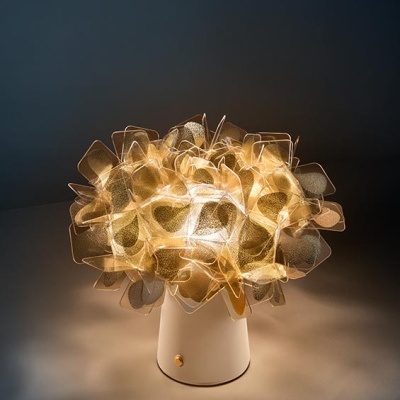 Candeeiro de mesa com difusor em forma de flor translúcida dourada e base branca