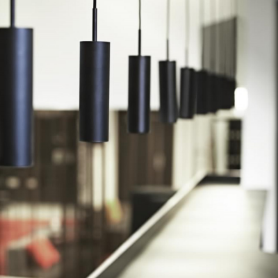 Candeeiros pendentes cilíndricos pretos suspensos em fila