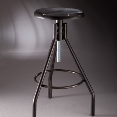 Banco de metal preto com assento redondo regulável