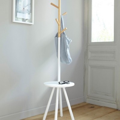 Cabideiro de pé branco com base redonda e varões de madeira natural