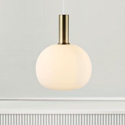 Candeeiro pendente branco com acabamento dourado num ambiente interior