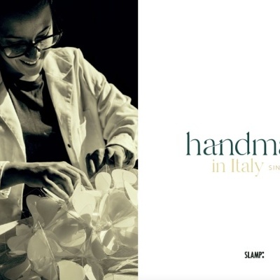 Pessoa a trabalhar manualmente em flores brancas com texto promocional ao lado