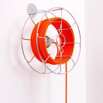 Bobina metálica de parede com cabo laranja enrolado