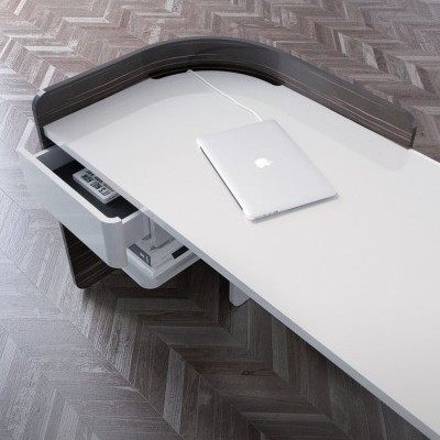 Mesa de escritório branca com laptop Apple e gaveta com impressora, piso cinza em padrão espinha de peixe