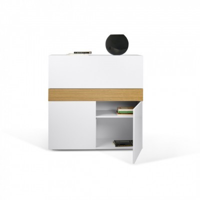 Móvel branco com detalhe em madeira e prateleiras com livros e objetos decorativos