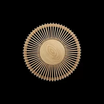 Prato redondo de madeira com padrão radial