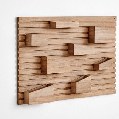 Painel decorativo de parede em madeira clara com elementos geométricos
