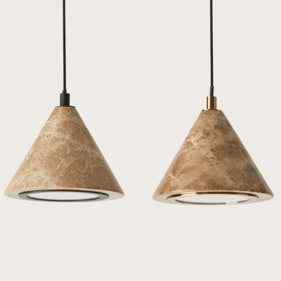 Dois candeeiros de teto castanhos com textura marmoreada e forma de cone suspensos em fundo bege claro