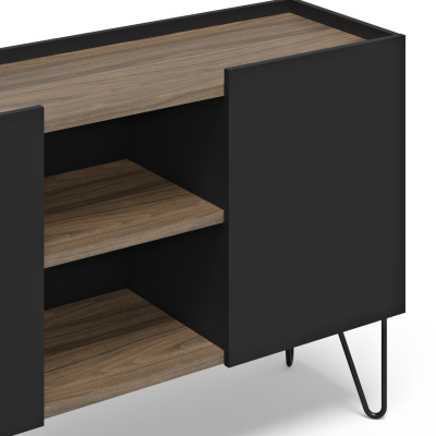 Móvel preto com prateleiras em madeira clara e porta deslizante.
