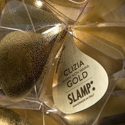 Etiqueta dourada em formato de gota numa estrutura translúcida dourada texturizada