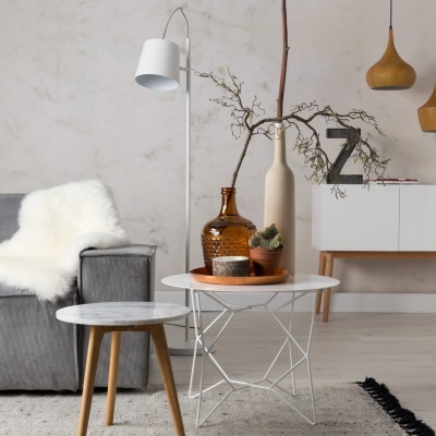 Sala de estar com sofá cinza, mesa branca, jarros decorativos e candeeiros pendentes