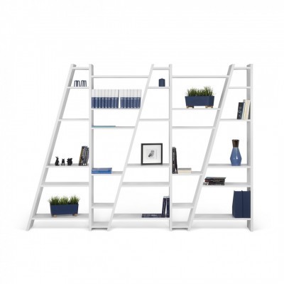 Estante branca moderna tipo escada com livros, vasos e plantas