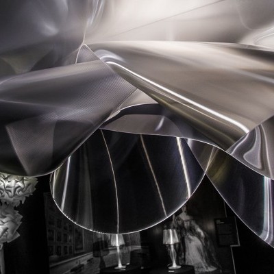 Luminária metálica suspensa com design ondulado prateado