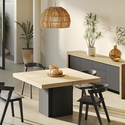 Sala de jantar minimalista com mesa quadrada de madeira e cadeiras pretas.