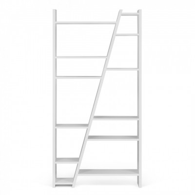 Estante branca em madeira com prateleiras assimétricas