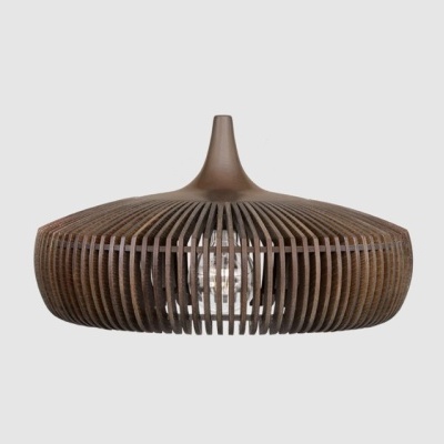 Candeeiro suspenso em madeira castanha com design em ripas curvas