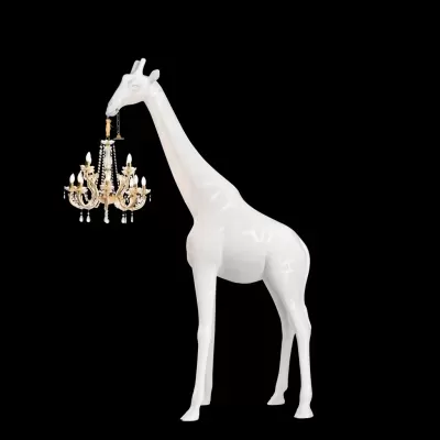 Escultura de girafa branca a segurar candelabro dourado com cristais