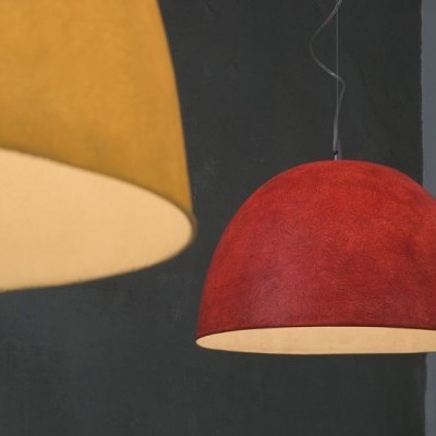 Duas luminárias pendentes em forma de cúpula vermelha e amarela com textura