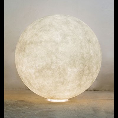 Luminária esférica branca com textura de superfície lunar no chão