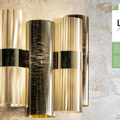 Aplique de parede LA LOLLO dourado e preto na parede texturizada.