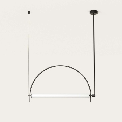 Candeeiro de teto suspenso preto com difusor branco em fundo claro