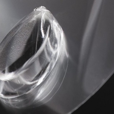 Lentes de contato transparentes sobre superfície plástica translúcida