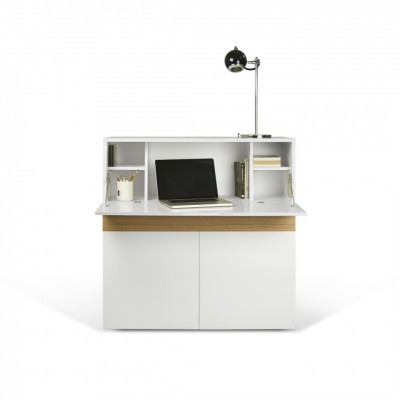 Secretária branca com detalhe madeira, laptop, candeeiro preto e caneca com lápis