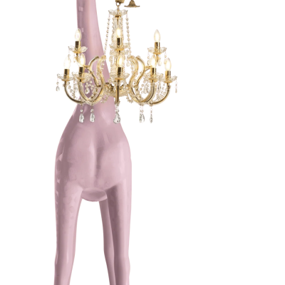 Escultura de girafa rosa com candelabro dourado e cristais