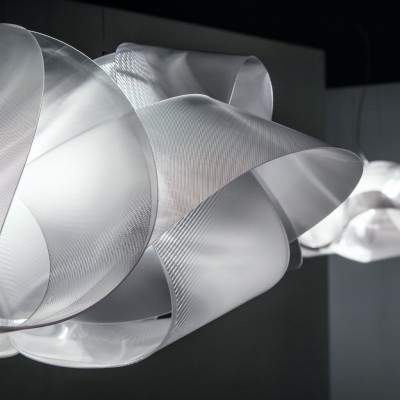 Abajur moderno abstrato com fios brancos translúcidos e luz suave