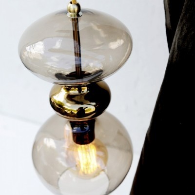 Lâmpada pendente em vidro fumado com acabamento dourado