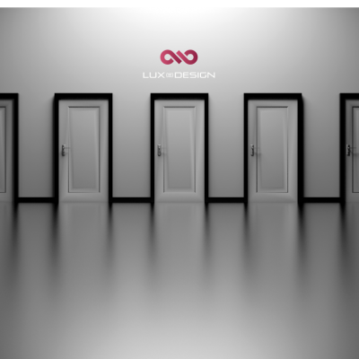 Sete portas cinzentas alinhadas com logotipo LUX DESIGN acima da porta central
