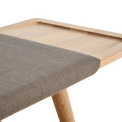 Mesa lateral com tampo de madeira clara e tecido cinzento com pernas de madeira