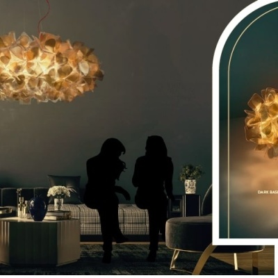 Candeeiro pendente orgânico bege com textura de pétalas em espaço interior moderno