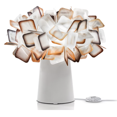 Candeeiro de mesa branco com cúpula feita de pétalas quadradas translúcidas em tons brancos, castanhos e pretos