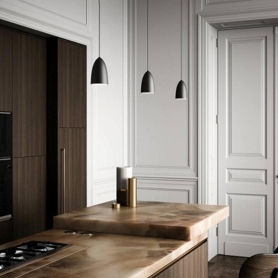 Cozinha moderna com bancada de madeira e cadeiras pretas