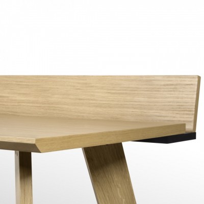 Mesa de madeira clara com tampo retangular e pernas anguladas