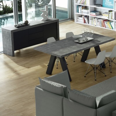 Sala de jantar com mesa cinza escuro, cadeiras brancas e aparador cinza