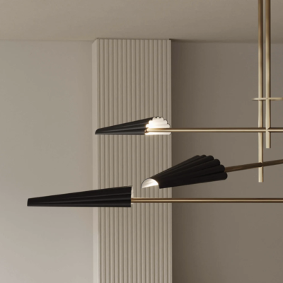 Candeeiro suspenso com abajures pretos em cone e estrutura dourada