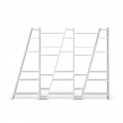 Estante branca de madeira com três seções inclinadas e prateleiras