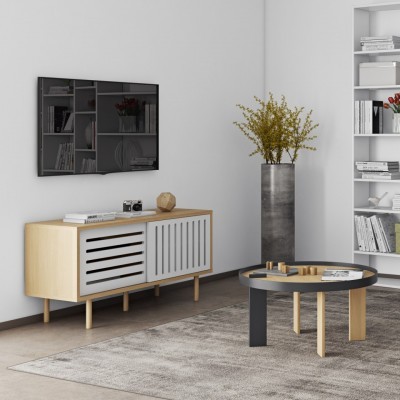 Sala de estar com móvel de madeira e portas cinzentas, mesa de centro redonda e vaso alto com plantas