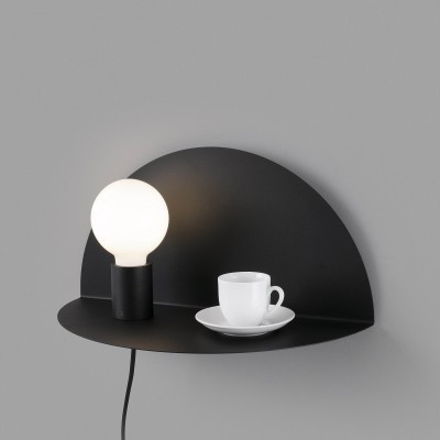 Candeeiro de parede preto com lâmpada e chávena branca na prateleira