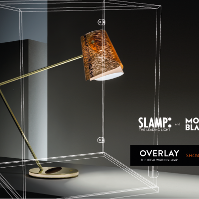 Lâmpada de secretária dourada com cúpula marrom e creme em ambiente escuro com texto promocional