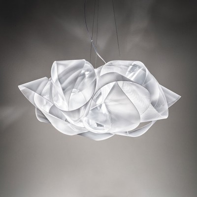 Candeeiro de teto branco translúcido com design abstrato suspenso por fios metálicos