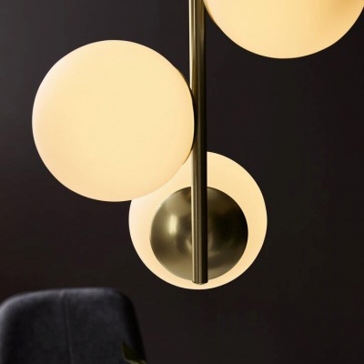 Candeeiro suspenso com globos redondos em vidro fosco branco e estrutura metálica dourada