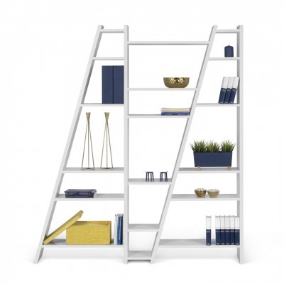 Estante branca em madeira com prateleiras decoradas