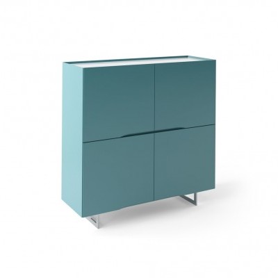 Móvel de arrumação azul claro com quatro portas e pernas metálicas sobre fundo branco