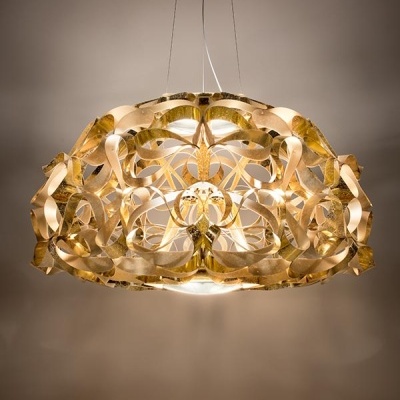 Candeeiro de tecto pendente dourado com design ornamentado e iluminação acesa