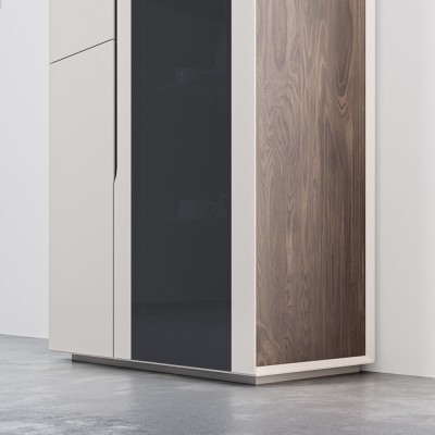 Móvel moderno com porta branca, porta cinza e lateral em madeira clara